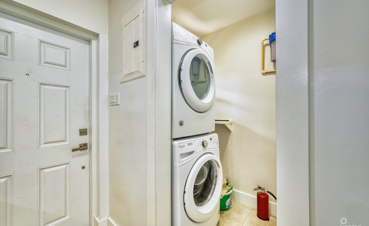 GLEN EDEN RENOVATED 2 BED END UNIT WITH ENCLOSED YARD