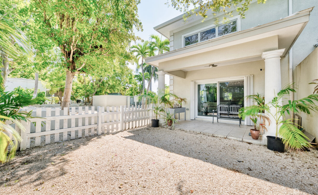 GLEN EDEN RENOVATED 2 BED END UNIT WITH ENCLOSED YARD
