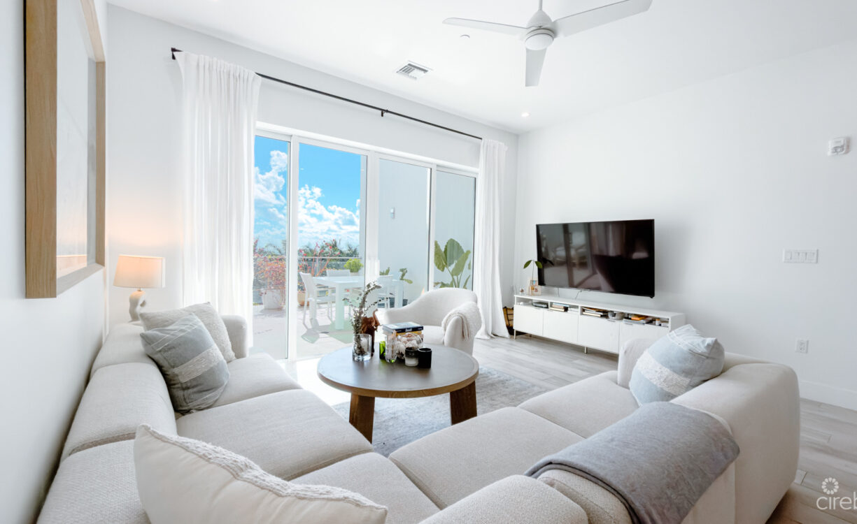 AURA TOWNHOUSE 2 BED PLUS DEN