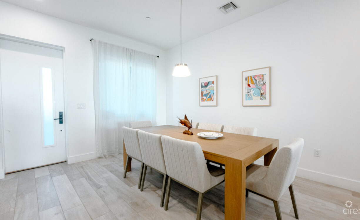 AURA TOWNHOUSE 2 BED PLUS DEN
