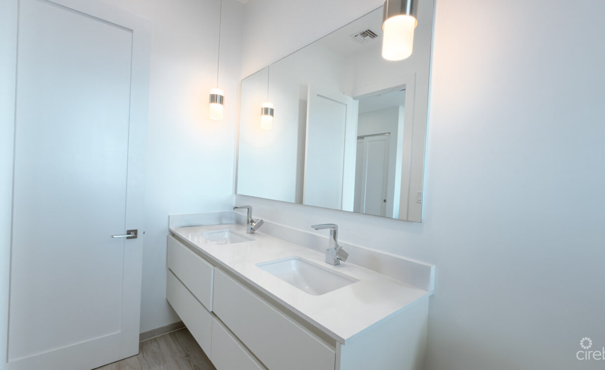 AURA TOWNHOUSE 2 BED PLUS DEN
