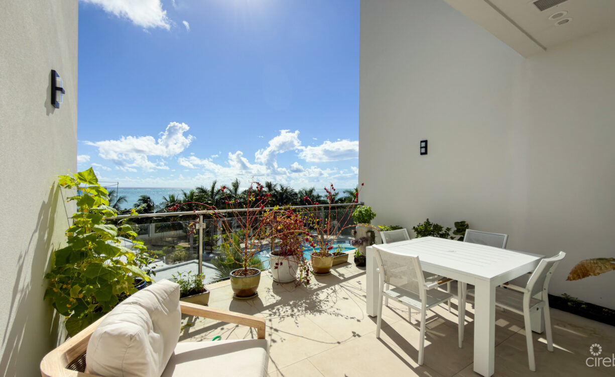 AURA TOWNHOUSE 2 BED PLUS DEN