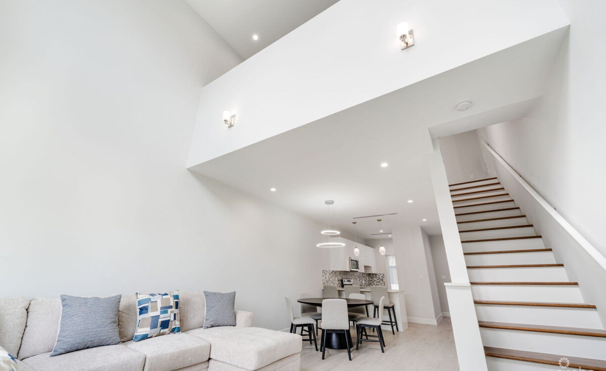 SPACIOUS & MODERN 3 BR TOWNHOME - EXCELLENT LOCATION!
