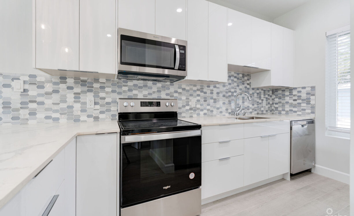 SPACIOUS & MODERN 3 BR TOWNHOME - EXCELLENT LOCATION!