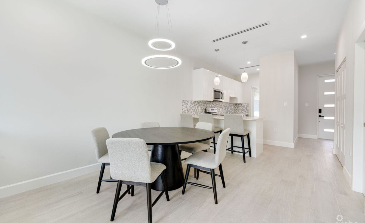 SPACIOUS & MODERN 3 BR TOWNHOME - EXCELLENT LOCATION!