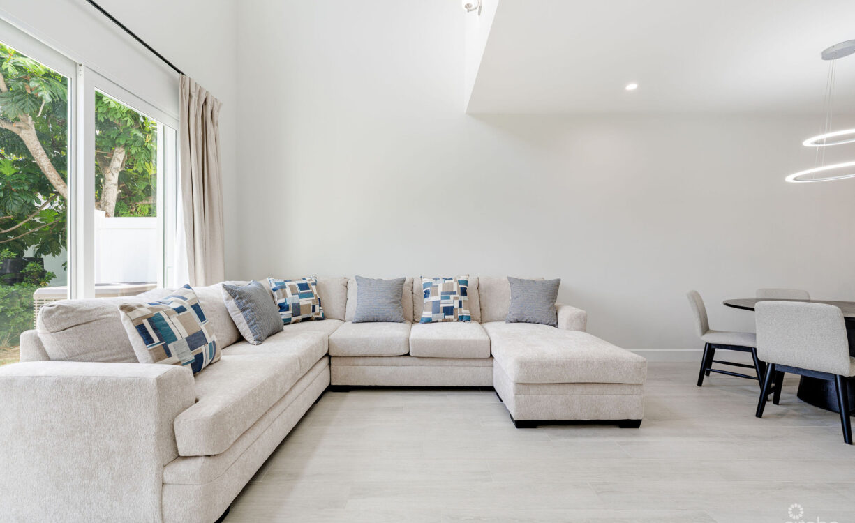 SPACIOUS & MODERN 3 BR TOWNHOME - EXCELLENT LOCATION!