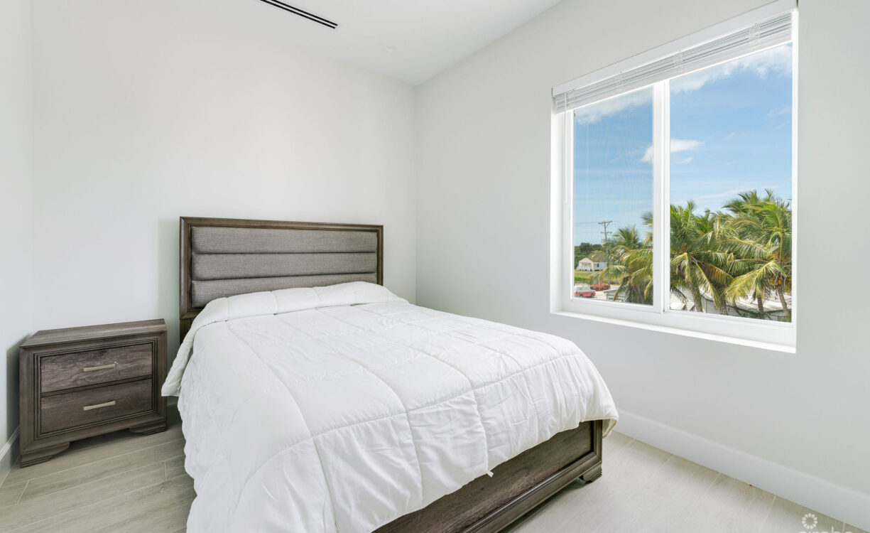 SPACIOUS & MODERN 3 BR TOWNHOME - EXCELLENT LOCATION!