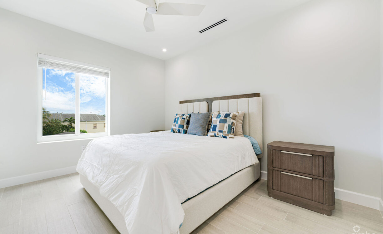 SPACIOUS & MODERN 3 BR TOWNHOME - EXCELLENT LOCATION!