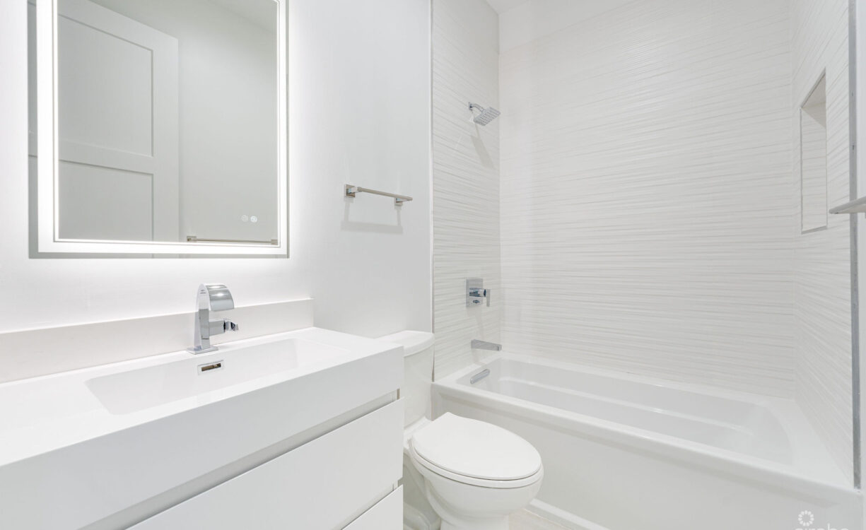 SPACIOUS & MODERN 3 BR TOWNHOME - EXCELLENT LOCATION!
