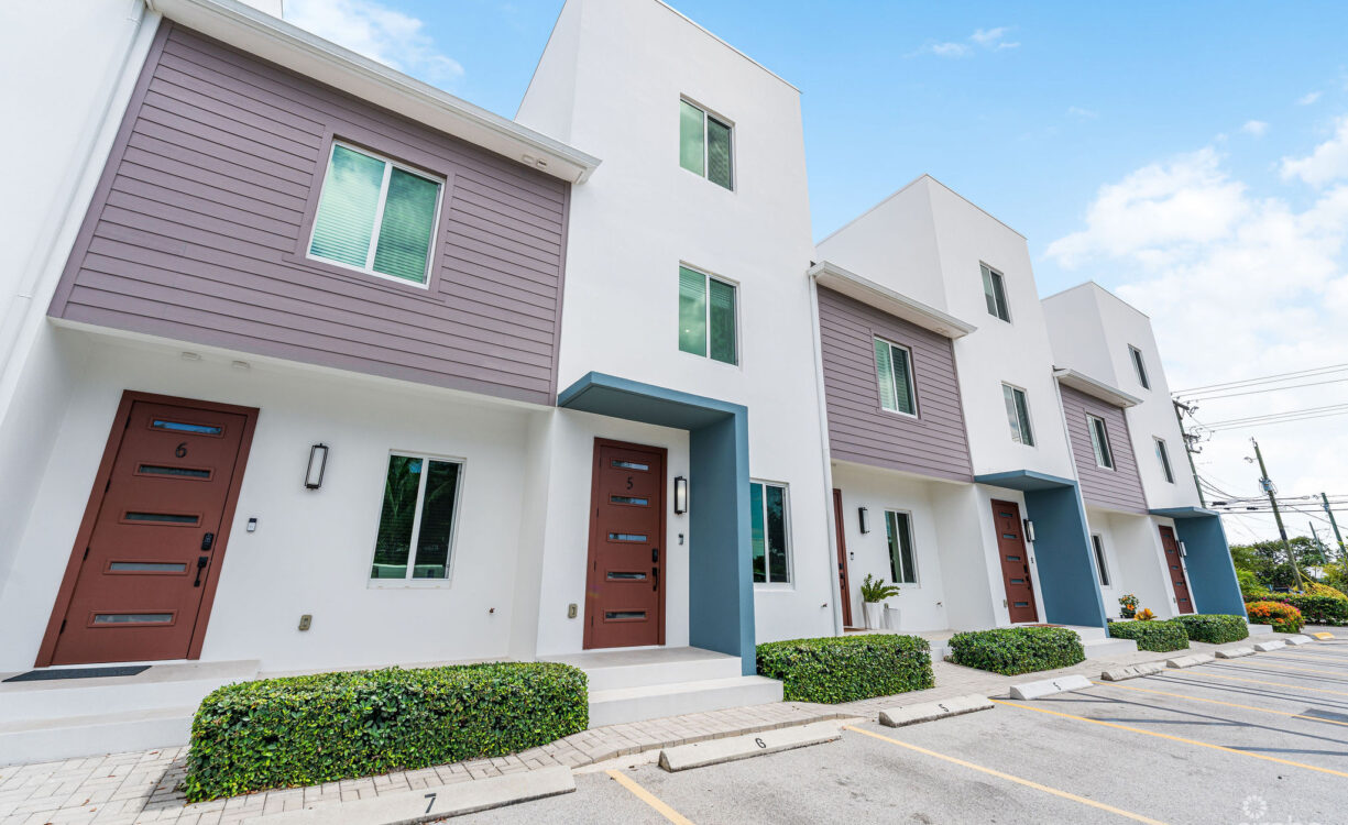 SPACIOUS & MODERN 3 BR TOWNHOME - EXCELLENT LOCATION!