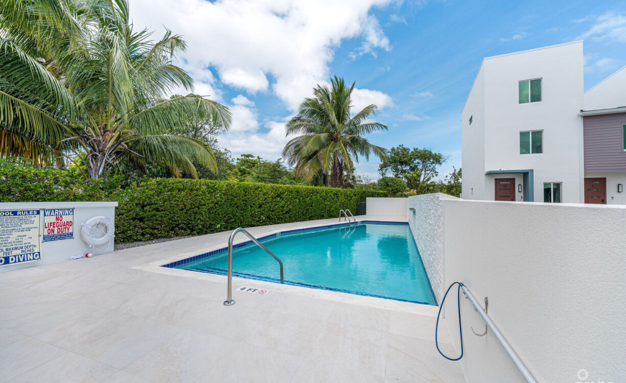 SPACIOUS & MODERN 3 BR TOWNHOME - EXCELLENT LOCATION!