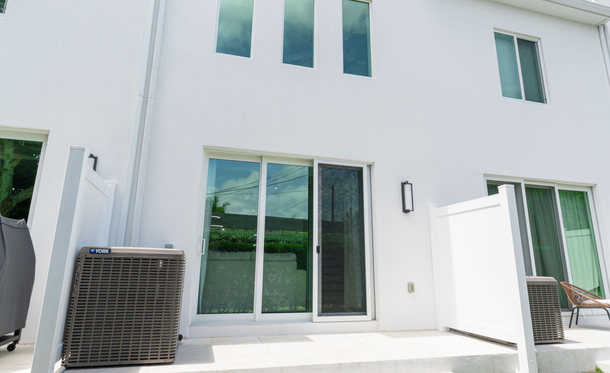 SPACIOUS & MODERN 3 BR TOWNHOME - EXCELLENT LOCATION!