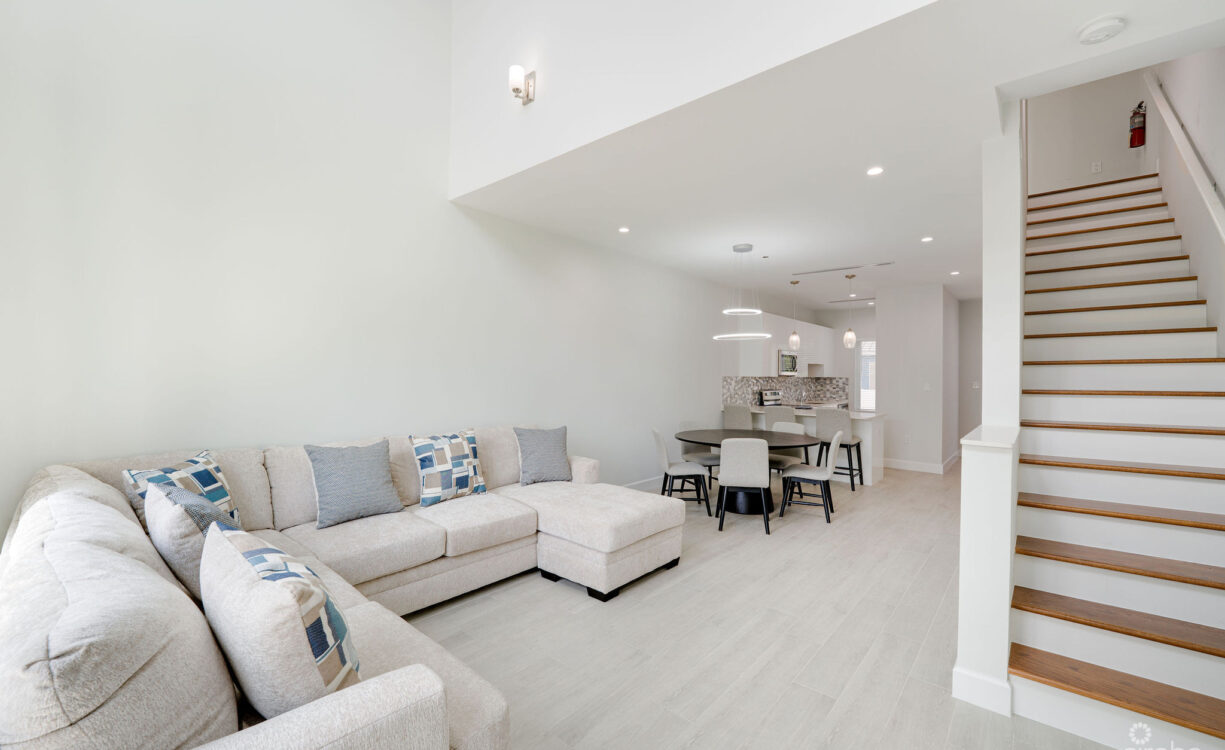 SPACIOUS & MODERN 3 BR TOWNHOME - EXCELLENT LOCATION!