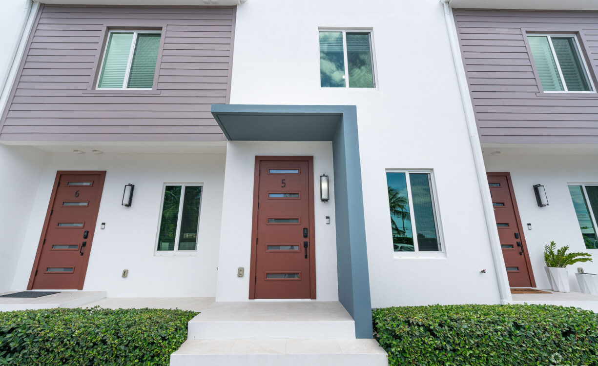SPACIOUS & MODERN 3 BR TOWNHOME - EXCELLENT LOCATION!