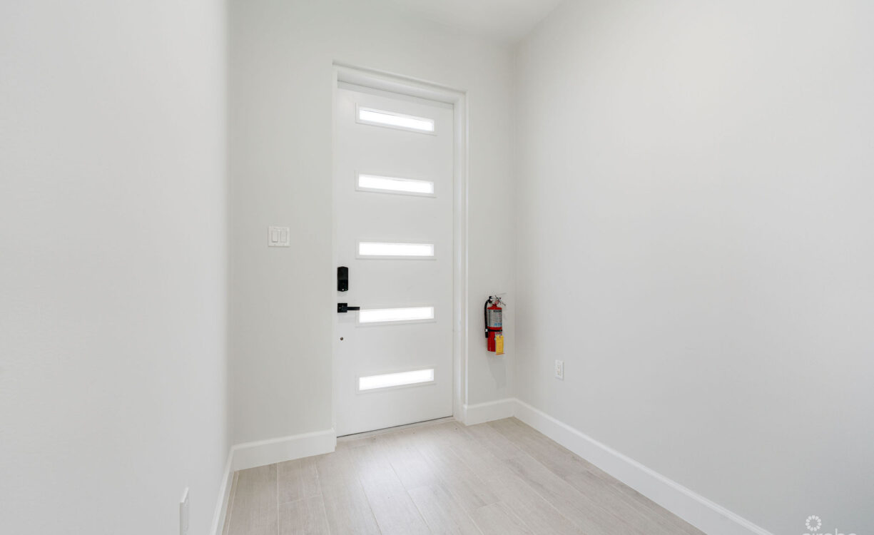 SPACIOUS & MODERN 3 BR TOWNHOME - EXCELLENT LOCATION!