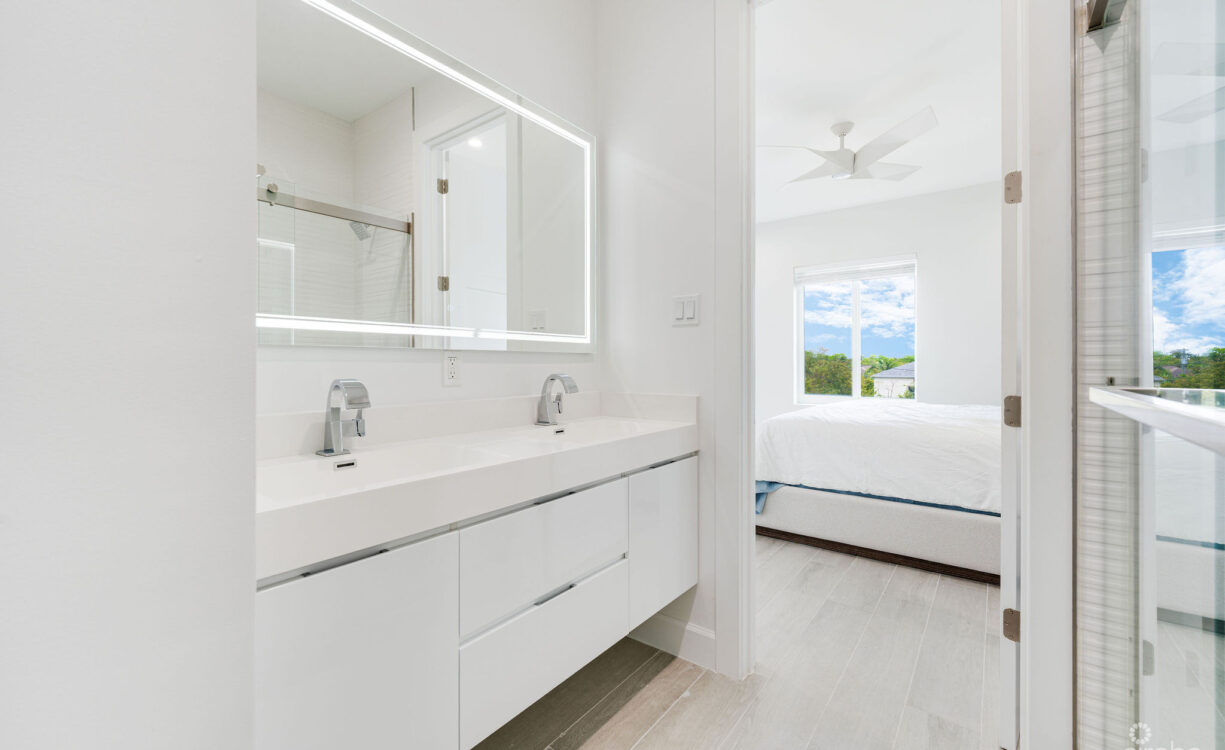 SPACIOUS & MODERN 3 BR TOWNHOME - EXCELLENT LOCATION!