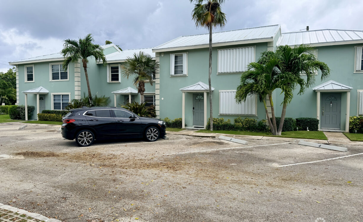 TROPICAL HAVEN - REMODELLED 3 BEDROOM CONDO!