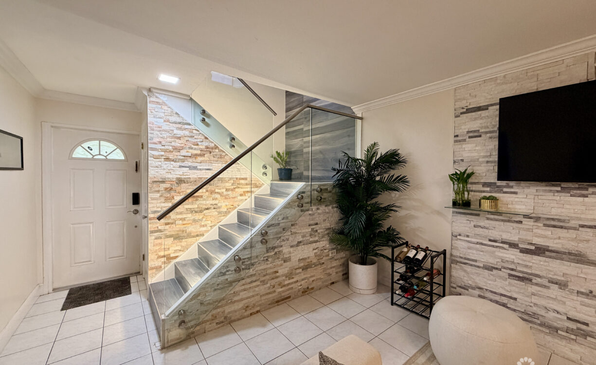 TROPICAL HAVEN - REMODELLED 3 BEDROOM CONDO!