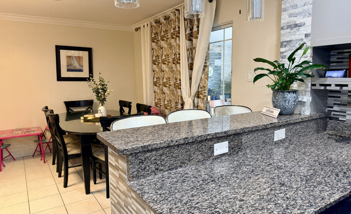 TROPICAL HAVEN - REMODELLED 3 BEDROOM CONDO!