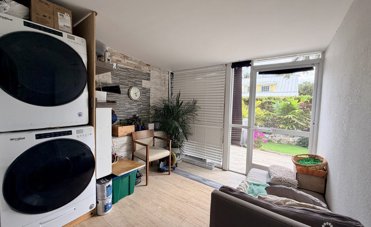 TROPICAL HAVEN - REMODELLED 3 BEDROOM CONDO!