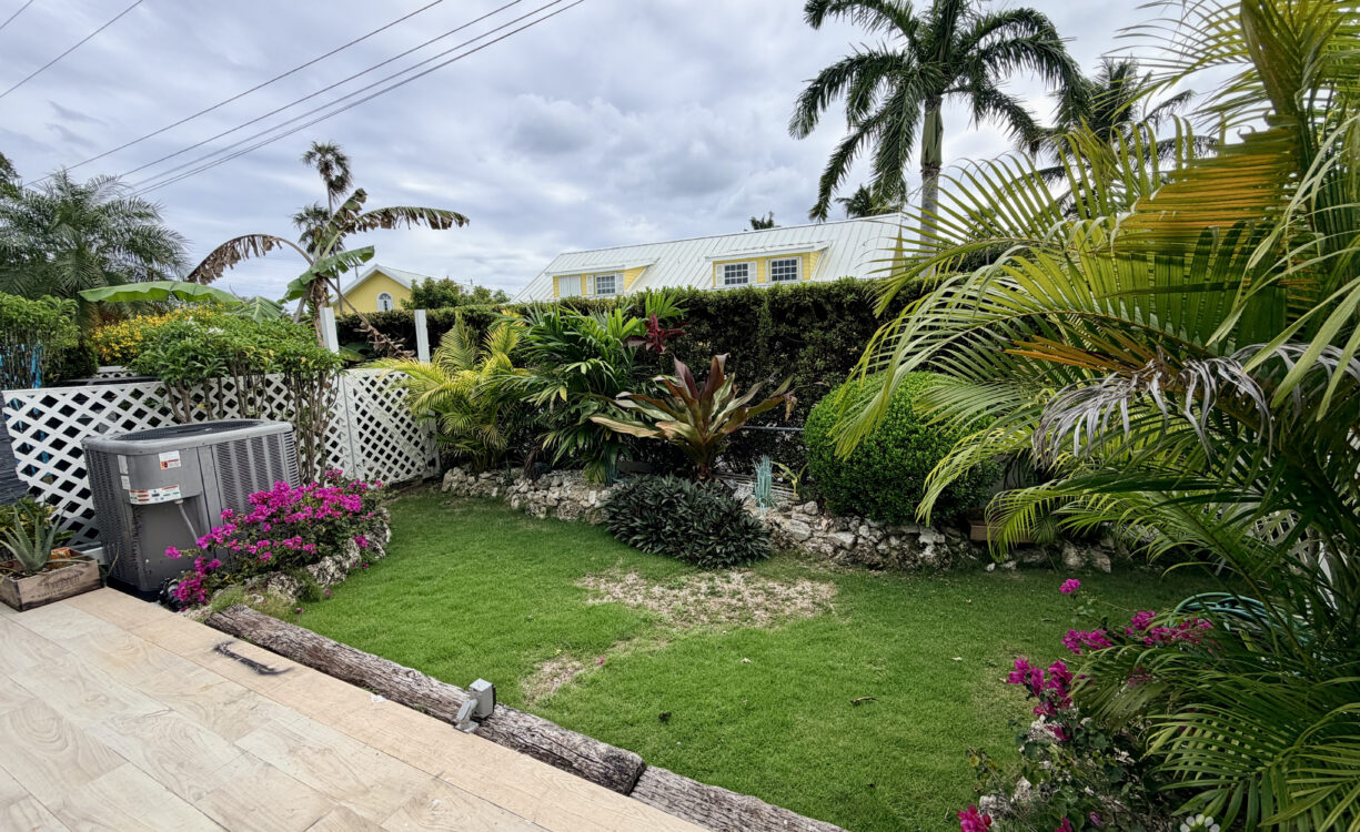 TROPICAL HAVEN - REMODELLED 3 BEDROOM CONDO!