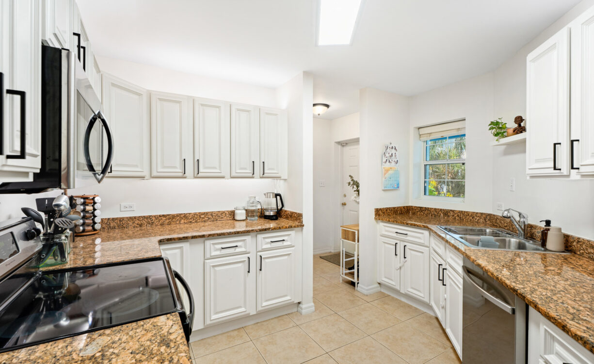 CAYMAN CROSSING 33, BEAUTIFULLY RENOVATED TOWNHOME
