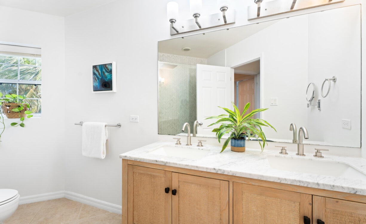 CAYMAN CROSSING 33, BEAUTIFULLY RENOVATED TOWNHOME