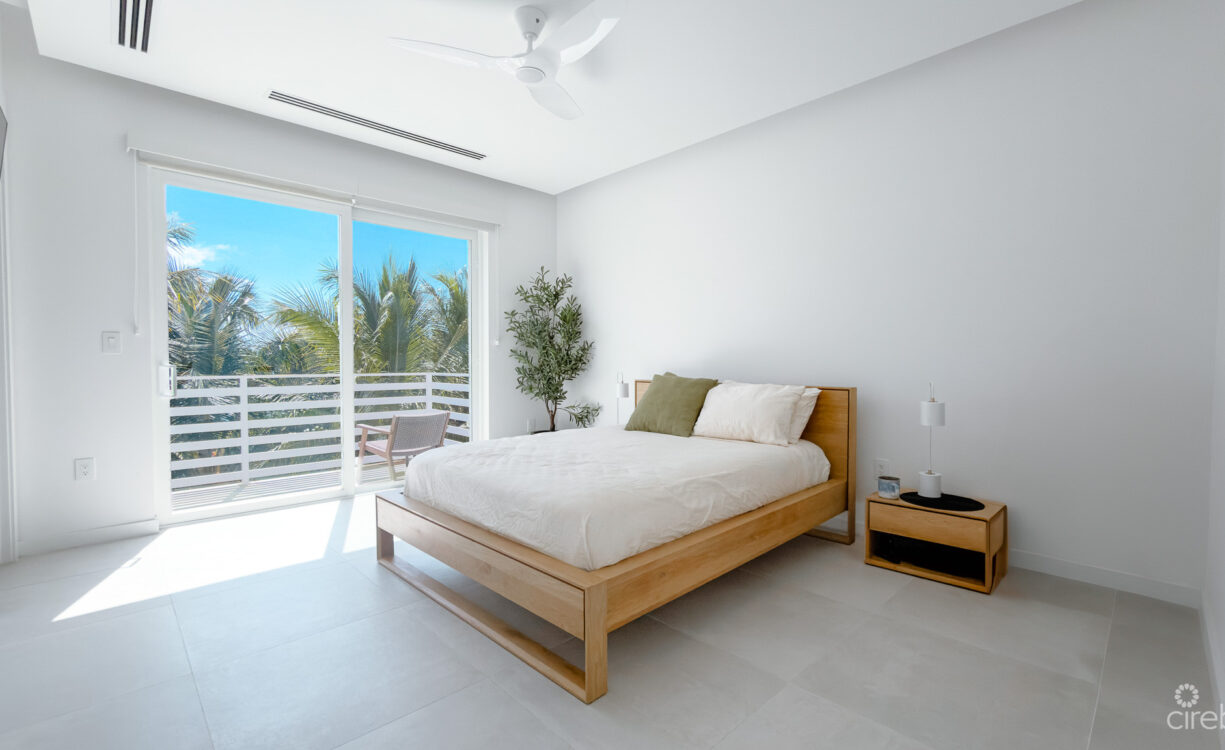 SOLARA, SEVEN MILE BEACH