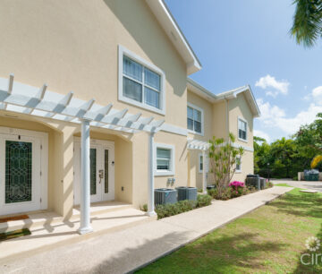 BEAUTIFULLY RENOVATED UNIT IN WALKERS SOUTH