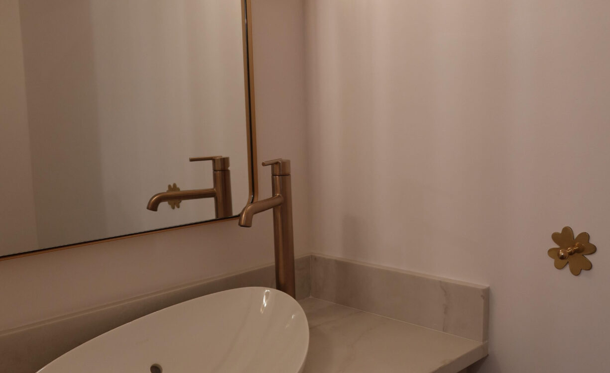 BEAUTIFULLY RENOVATED UNIT IN WALKERS SOUTH