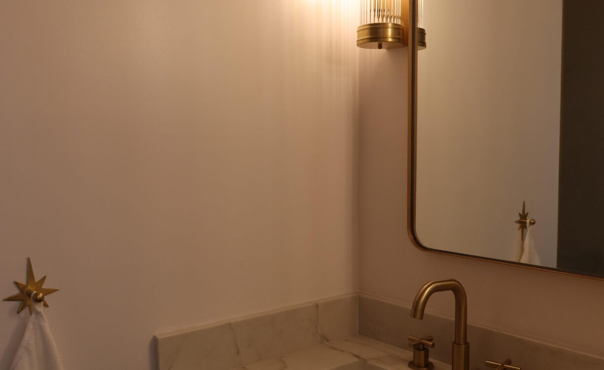 BEAUTIFULLY RENOVATED UNIT IN WALKERS SOUTH