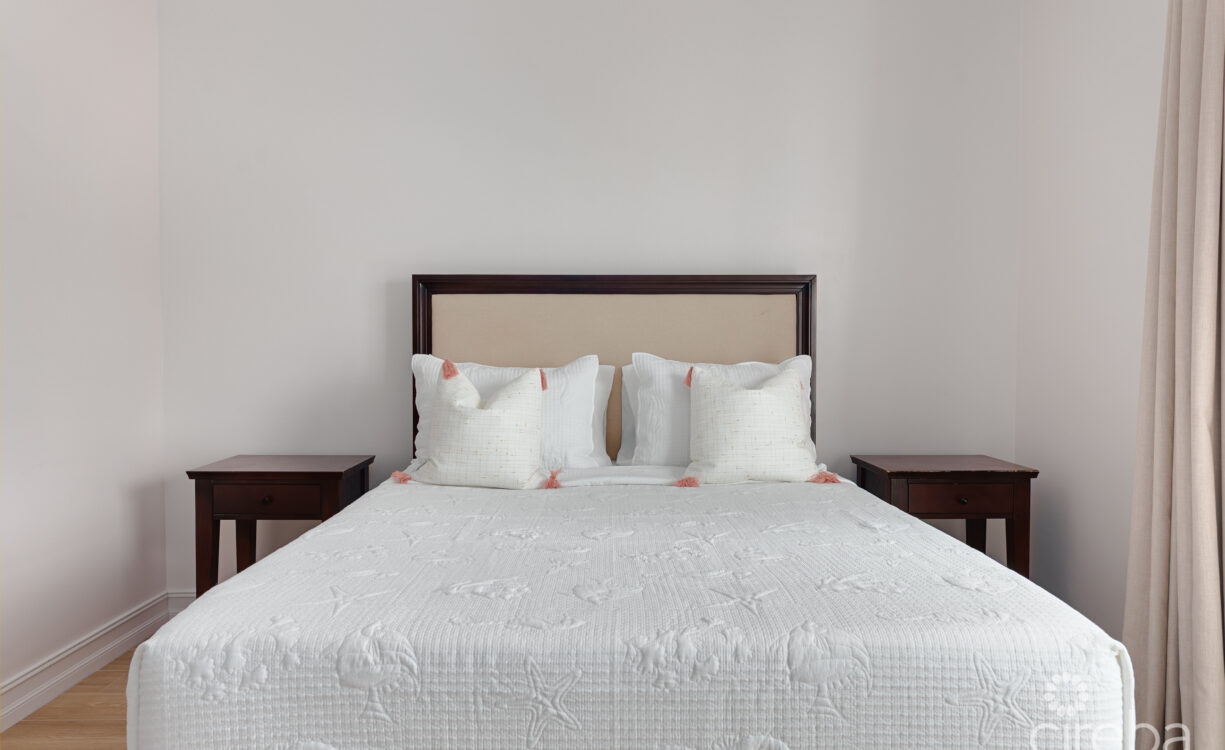 BEAUTIFULLY RENOVATED UNIT IN WALKERS SOUTH