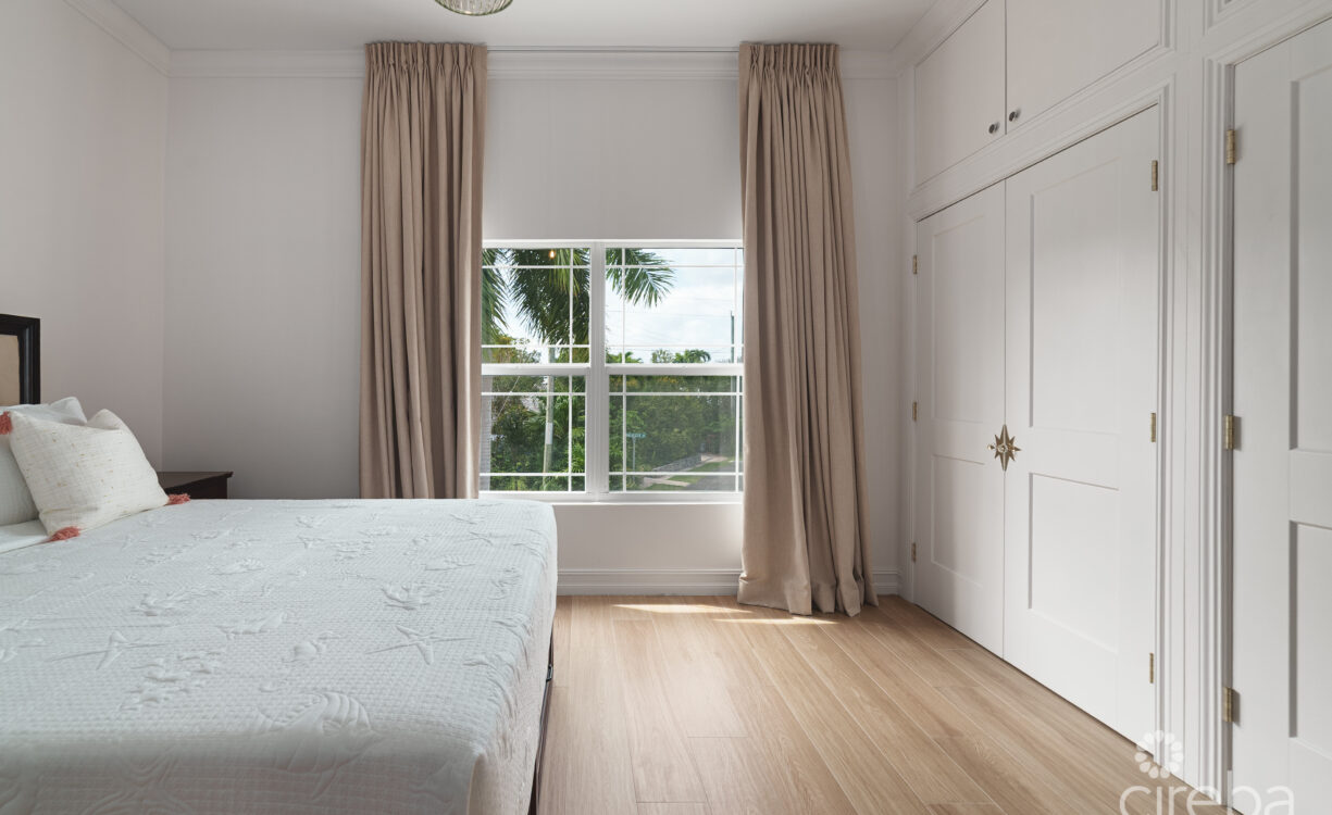 BEAUTIFULLY RENOVATED UNIT IN WALKERS SOUTH
