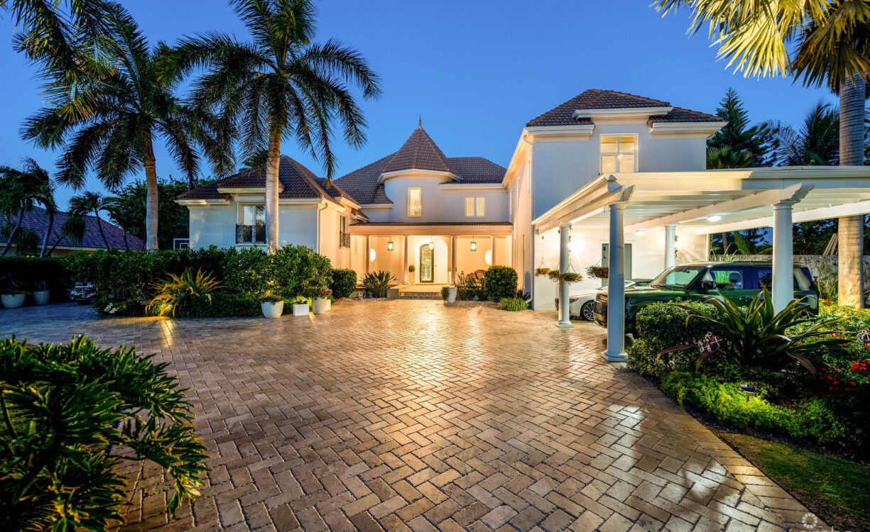 PINEAPPLE HOUSE, A VISTA DEL MAR ESTATE