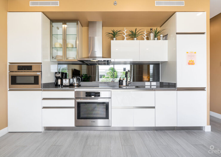 PRIME 1-BED CONDO AT THE GROVE | STEPS TO SMB & RESORT-STYLE LIVING