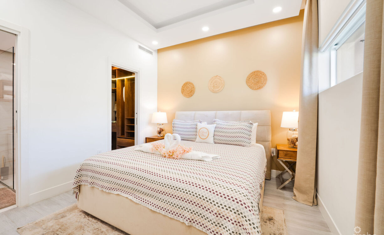 PRIME 1-BED CONDO AT THE GROVE | STEPS TO SMB & RESORT-STYLE LIVING