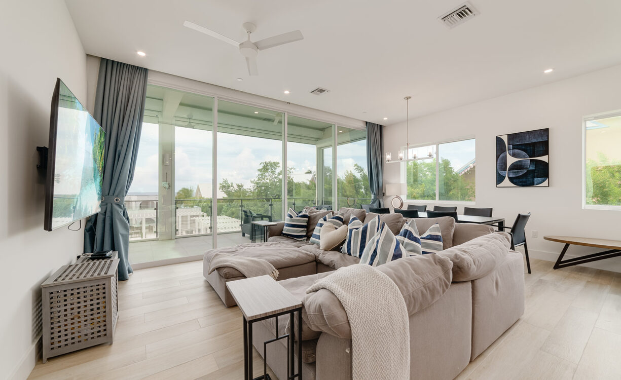 SUNSET POINT - BEAUTIFULLY UPGRADED 3 BED WITH PANORAMIC OCEAN VIEWS