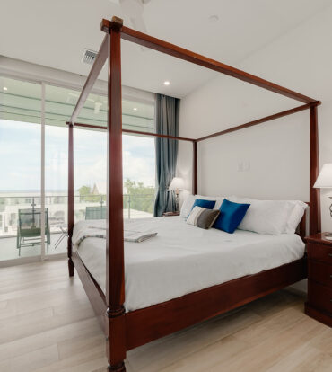 SUNSET POINT - BEAUTIFULLY UPGRADED 3 BED WITH PANORAMIC OCEAN VIEWS