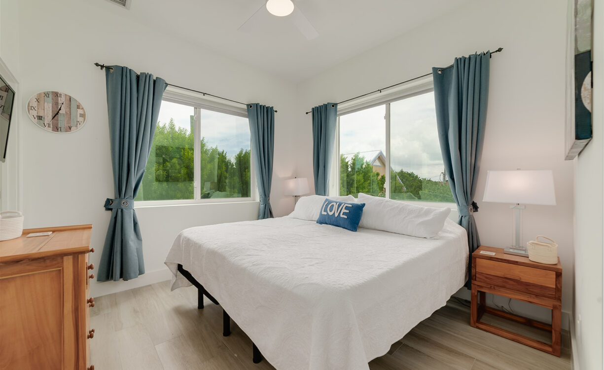 SUNSET POINT - BEAUTIFULLY UPGRADED 3 BED WITH PANORAMIC OCEAN VIEWS