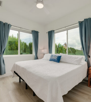 SUNSET POINT - BEAUTIFULLY UPGRADED 3 BED WITH PANORAMIC OCEAN VIEWS