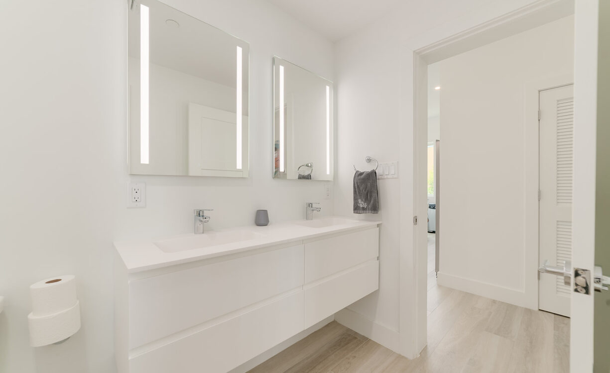 SUNSET POINT - BEAUTIFULLY UPGRADED 3 BED WITH PANORAMIC OCEAN VIEWS