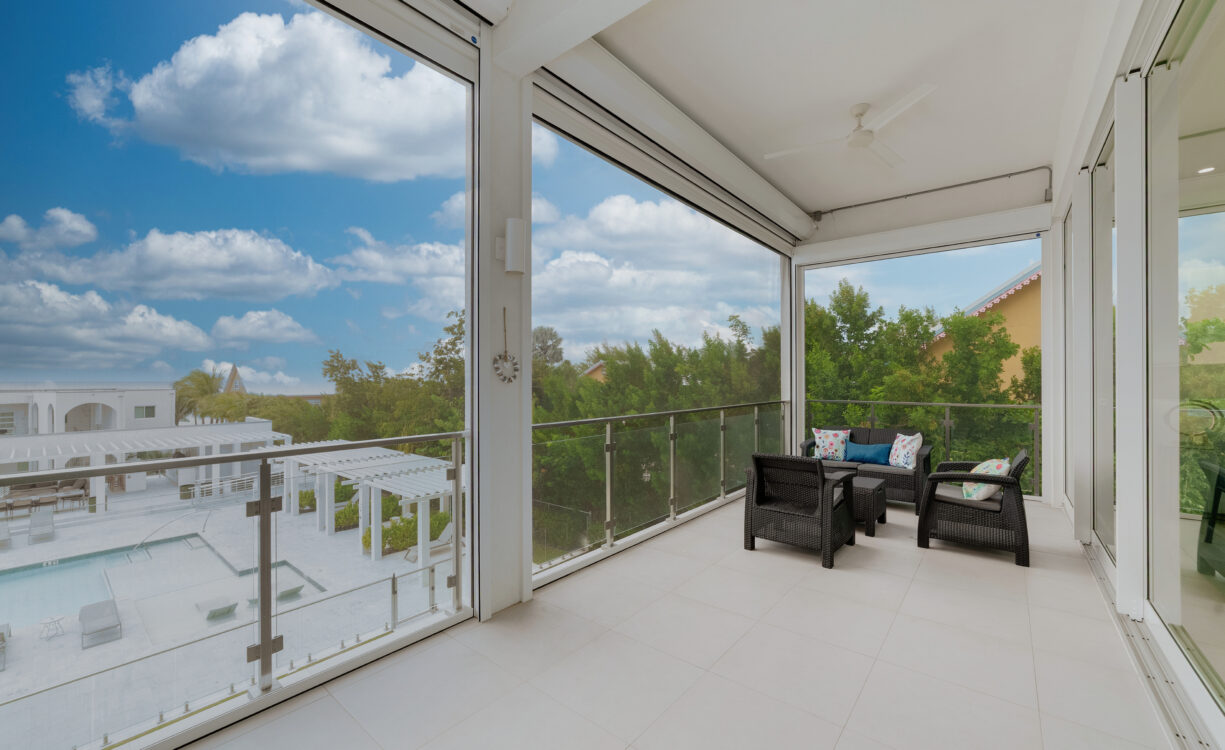 SUNSET POINT - BEAUTIFULLY UPGRADED 3 BED WITH PANORAMIC OCEAN VIEWS